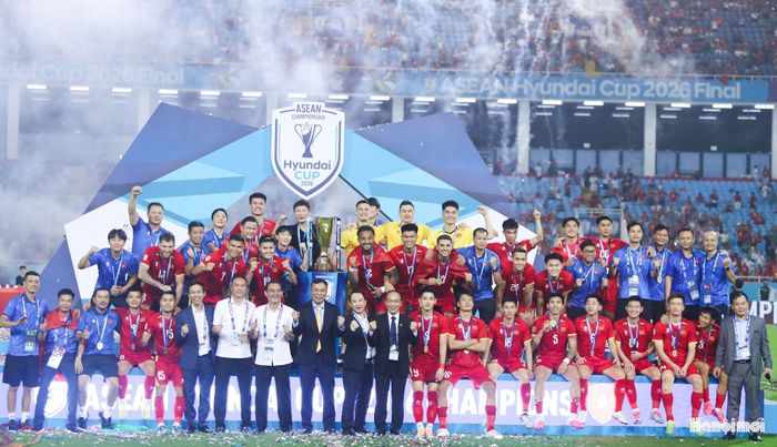 Lãnh đạo VFF chụp ảnh lưu niệm cung tuyển Việt Nam. Ảnh: Ngọc Tú