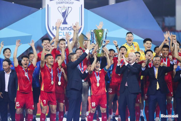 Ban Tổ chức trao cup cho đội trưởng Quang Hải. Ảnh: Ngọc Tú