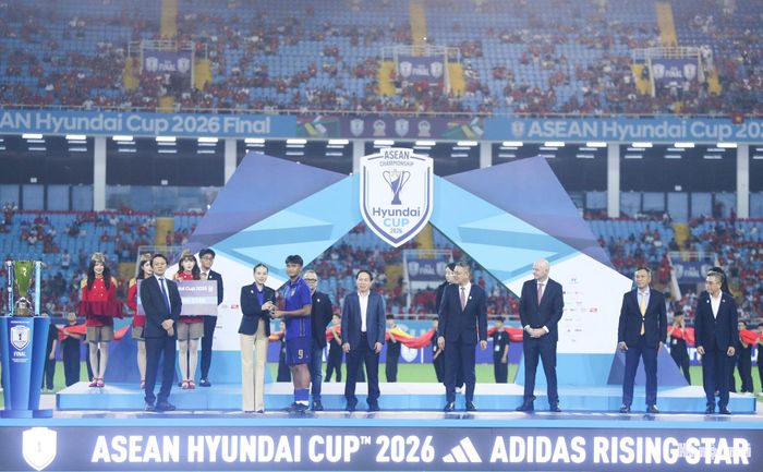 Trong khi đó, Yotsakorn Burapha của Thái Lan nhận giải thưởng cầu thủ trẻ xuất sắc nhất giải. Ảnh: Ngọc Tú