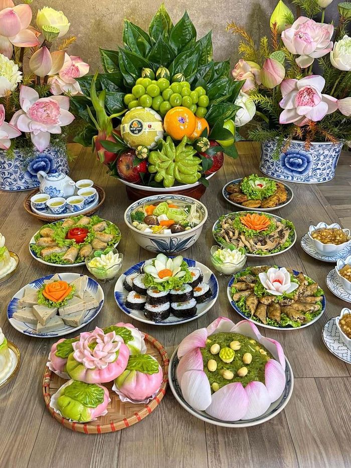Với chị Thu Hương (một facebooker đam mê ẩm thực), Rằm tháng 7 là thời điểm để hướng về cha mẹ, ông bà và những người thân đã khuất. Vì thế, khi làm mâm cỗ chay cho mùa Vu Lan năm nay, chị chú trọng cả cách chế biến, trình bày lẫn ý nghĩa gửi gắm trong từng món ăn. Thông tin trên Ngôi sao.
