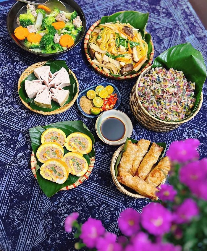 Cách làm này giúp chị không phải liên tục chờ một món xong mới chuyển sang món tiếp theo. Quan trọng hơn, việc tận dụng nguyên liệu cũng hạn chế lãng phí thực phẩm. Theo chị, một mâm cơm nhanh không nhất thiết là mâm cơm có ít món. Đôi khi, chỉ cần biết cách cho nhiều món chạy song song, thời gian đứng bếp đã giảm đi đáng kể.