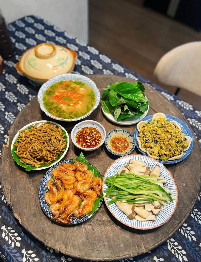 “Quan trọng nhất là sơ chế đầy đủ ngay từ đầu. Khi đã bắt tay vào nấu thì chỉ tập trung nấu, không phải vừa làm vừa nhớ xem còn thiếu nguyên liệu hay chưa chuẩn bị món nào”, chị nói. Nhờ vậy, dù làm nhiều món, chị vẫn chủ động được thời gian thay vì đến sát giờ ăn hoặc giờ cúng mới rơi vào cảnh cuống cuồng trong bếp.