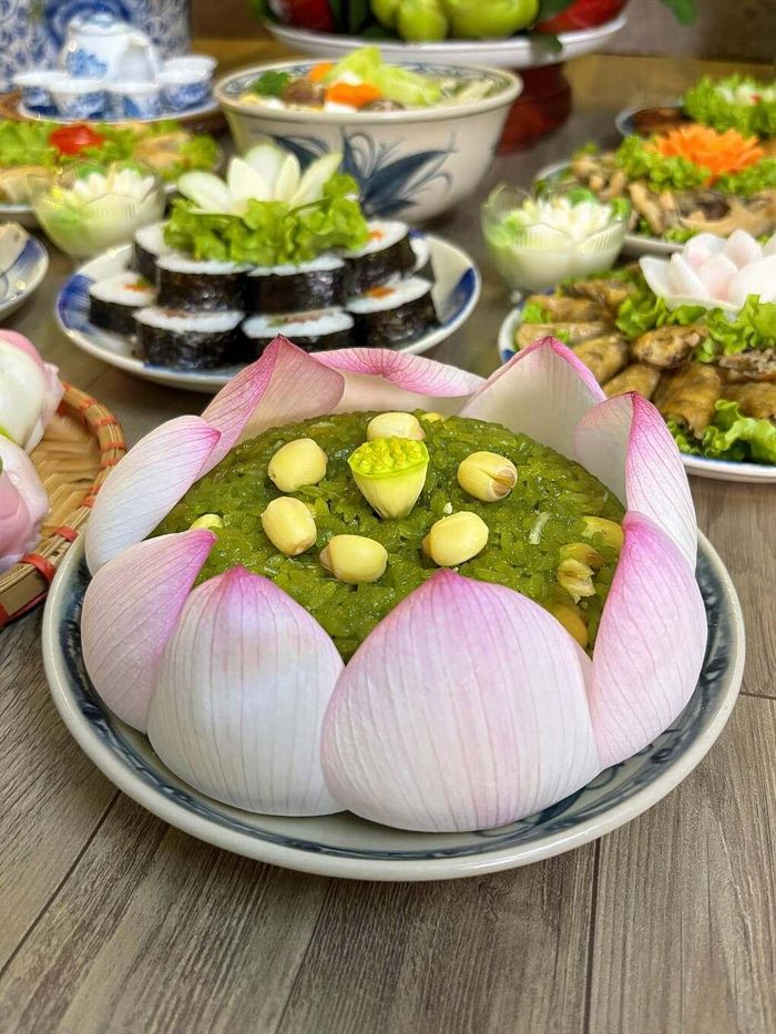 Xôi cốm được tạo hình hoa sen, điểm hạt sen phía trên, là một trong những món nổi bật trong mâm cỗ chay Rằm tháng 7 của Thu Hương.