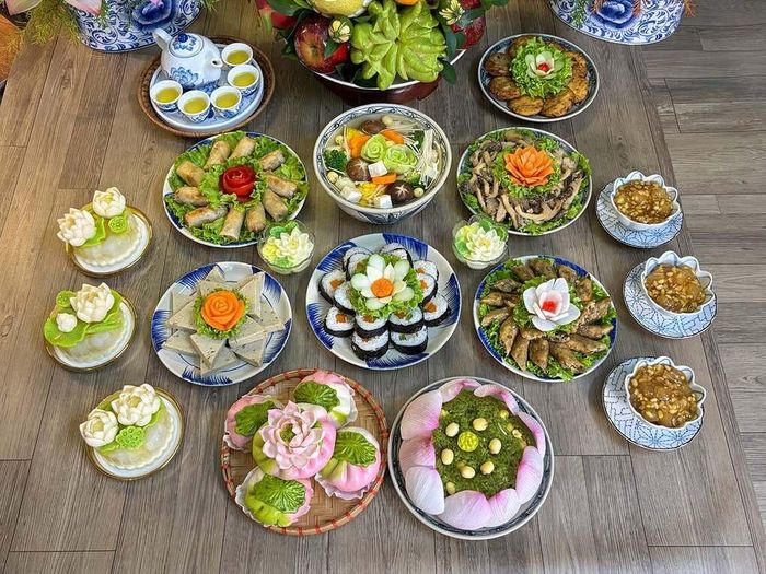 Mâm cỗ năm nay được chị chuẩn bị với nguyên liệu chủ yếu là nấm, đậu phụ, rau củ, đậu xanh và khoai môn. Thực đơn gồm 11 món, trong đó có giò, nấm trộn thính, chả nấm, canh ngũ sắc, nem rán, bánh bao, xôi và thạch hoa sen. Một số món được chị đặt tên gắn với những ý niệm tích cực trong Phật giáo như "hạnh phúc", "hoan hỷ", "từ bi" và "như ý".