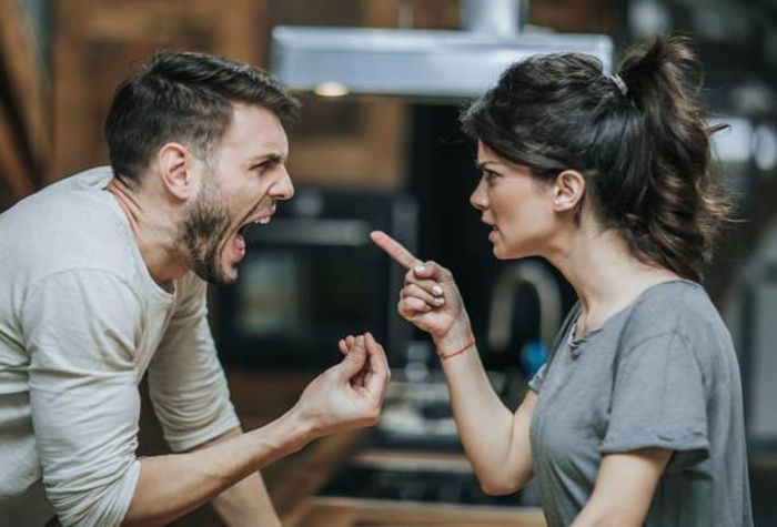 Khi cảm xúc tiêu cực kéo dài, con người dễ vô tình làm tổn thương những người bên cạnh và đánh mất những mối quan hệ đáng quý. Ảnh minh họa: iStock