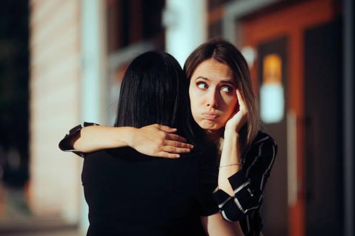 Những thói quen trong cách ứng xử và đối nhân xử thế nếu không nhận ra sớm có thể khiến các mối quan hệ dần trở nên nặng nề. Ảnh minh họa: iStock