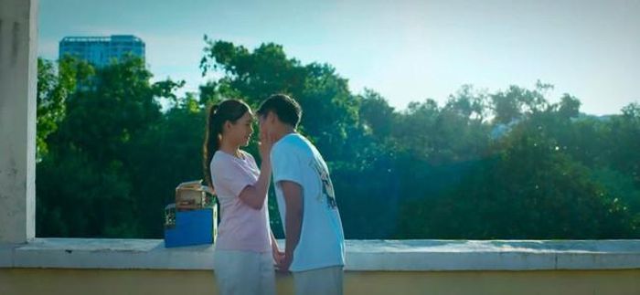 Phương và Khánh chia tay nhau trước khi Phương lên đường du học. Ảnh VTV