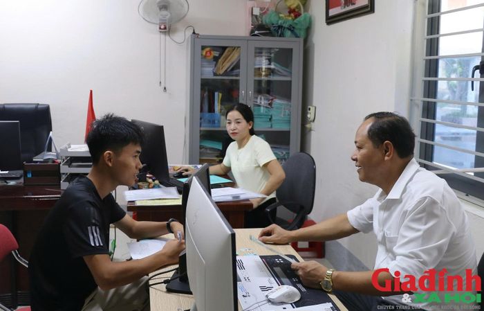 Học sinh đến làm thủ tục nhập học tại Trường Cao đẳng Kỹ thuật công nghiệp Việt Nam - Hàn Quốc. Ảnh: Song Hoàng.