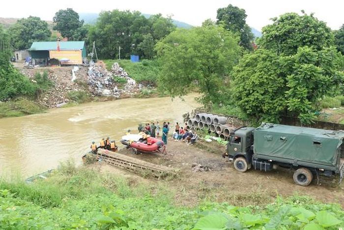 Ngay sau khi nhận tin báo, lực lượng công an, quân sự và các lực lượng cứu hộ, cứu nạn được huy động đến hiện trường, tổ chức tìm kiếm những người mất tích.
