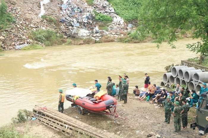 Lực lượng chức năng sử dụng các phương tiện cần thiết, tổ chức tìm kiếm trong điều kiện khu vực đập tràn có dòng nước chảy và địa hình phức tạp.