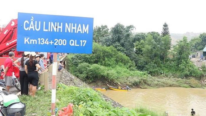 Ghi nhận tại khu vực xảy ra sự việc, nhiều người dân tập trung tại khu vực xảy ra vụ lật thuyền để theo dõi công tác tìm kiếm các nạn nhân.