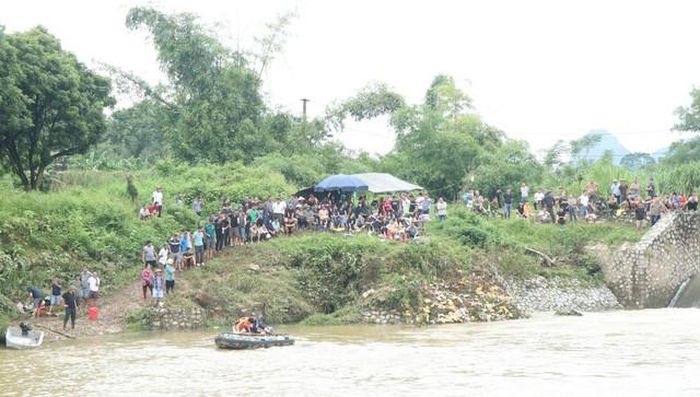 Bên cạnh lực lượng chuyên nghiệp, người dân địa phương cũng tham gia hỗ trợ, cung cấp thông tin và phối hợp rà soát những khu vực xung quanh hiện trường.