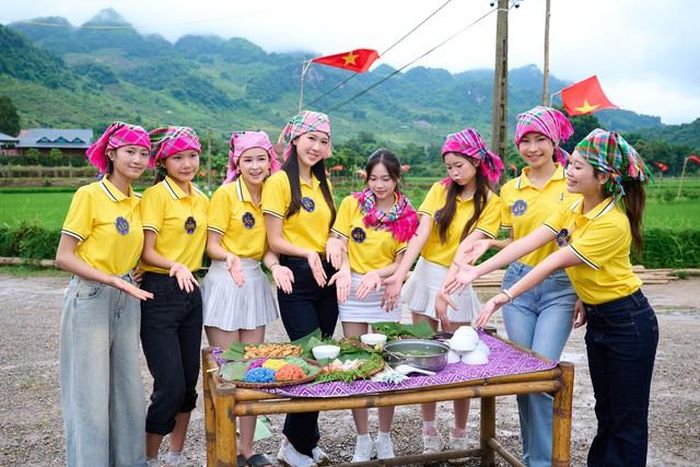 Các thí sinh cùng nhau quảng bá du lịch, ẩm thực Mộc Châu.