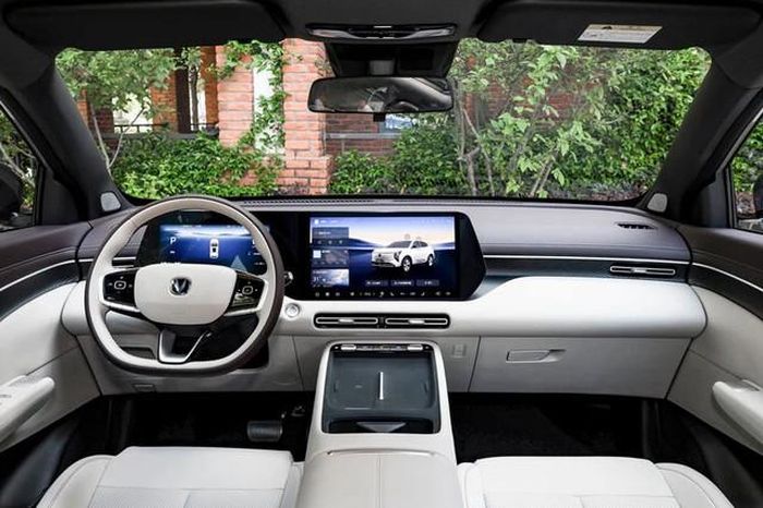 Changan CS55 Plus Hybrid 2027 còn được nâng cấp đáng kể về tiện nghi.