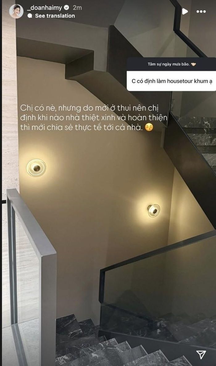Cầu thang được thiết kế hiện đại và an toàn.