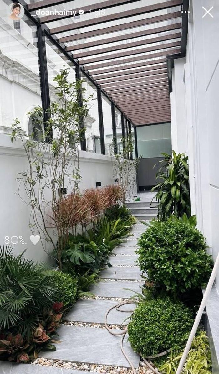  Căn nhà tọa lạc tại một khu đô thị đắt đỏ, được thiết kế hiện đại với tông màu sang trọng, không gian mở thoáng đãng và nội thất tiện nghi. Đây không chỉ là tổ ấm mới của cặp đôi mà còn nhanh chóng trở thành địa điểm tụ họp của bạn bè và người thân.