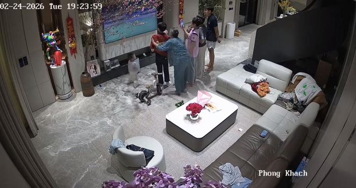 Chi tiết thú vị nằm ở chỗ, căn phòng xuất hiện trong đoạn video này không phải một không gian xa lạ với những người thường xuyên theo dõi Doãn Hải My. Phòng khách của gia đình liên tục được cô chia sẻ qua nhiều khoảnh khắc đời thường. Tháng 2 vừa qua, cô cũng đăng tải hình ảnh trích xuất camera tương tự ở phòng khách khi ở nhà cổ vũ bóng đá, cùng các thành viên trong gia đình. Ảnh: Doãn Hải My
