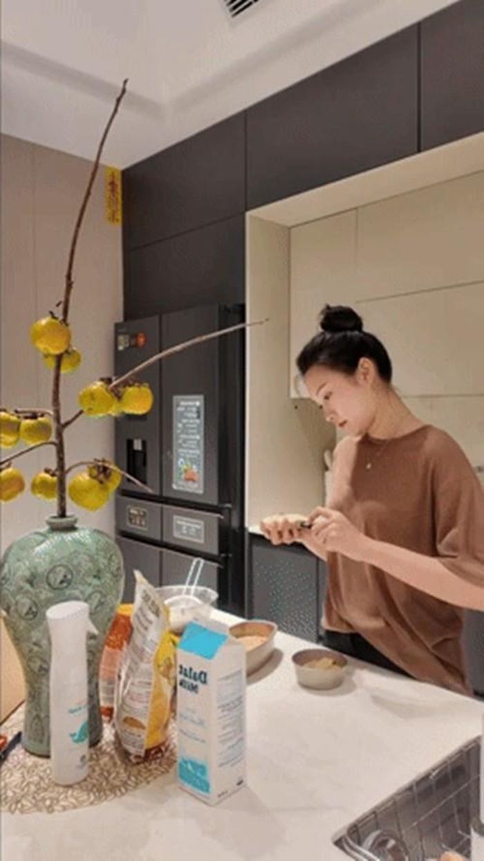 Căn bếp sáng bừng nhờ thiết kế tông trắng.