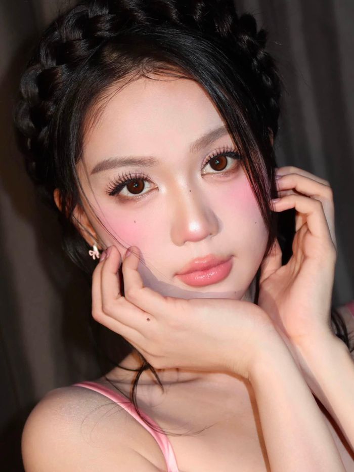 Ngọc Trinh đăng tải loạt hình ảnh mới trên trang cá nhân, nhanh chóng nhận được sự chú ý từ người hâm mộ. Trong bộ ảnh lần này, Ngọc Trinh lựa chọn một thiết kế váy hai dây màu hồng pastel với chất liệu mềm mại, tôn lên vóc dáng thanh mảnh.