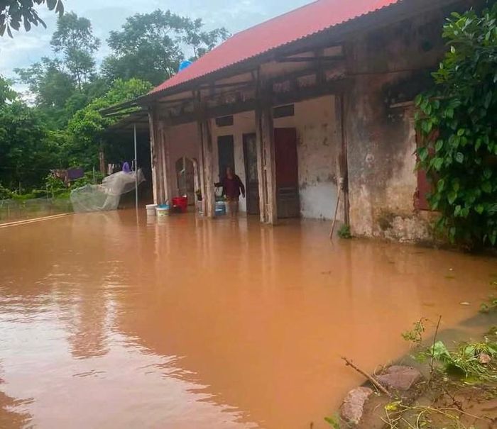 Người dân thường xuyên phải ngâm mình trong nước bẩn, tiếp xúc với bùn đất hoặc mặc quần áo ẩm ướt có nguy cơ mắc nhiều bệnh ngoài da. Ảnh. L. Nam