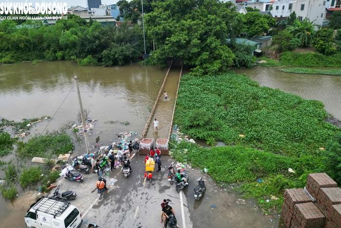 Nước tràn qua cầu Đại Thành ngày 25/8.