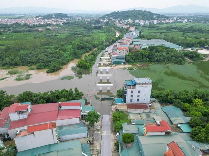 Cầu 72 tạm và cầu mới đang được xây dựng.
