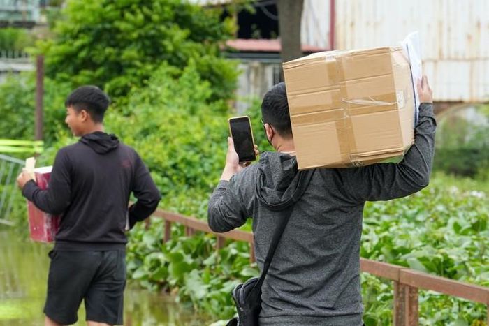 Người dân lội nước qua cầu Tân Phú.