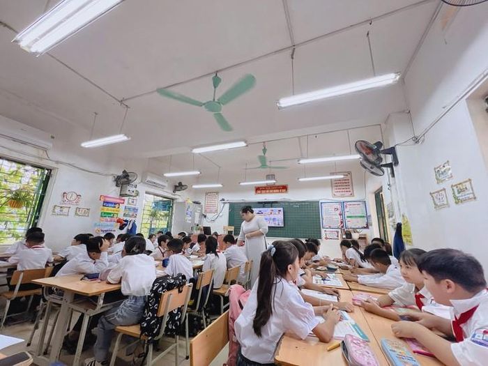 Sau sắp xếp, hiệu trưởng chịu trách nhiệm pháp lý toàn bộ nhà trường, phó hiệu trưởng thực hiện nhiệm vụ theo phân công, ủy quyền bằng văn bản. (Ảnh minh hoạ - HB)