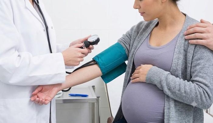 Thai phụ cần theo dõi huyết áp thường xuyên để tránh hậu quả của tăng huyết áp thai kỳ. Ảnh minh họa AI.