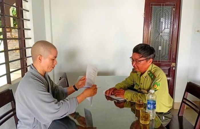 Kiểm lâm TP Huế tuyên truyền, vận động người dân, các cơ sở tôn giáo và cộng đồng không mua, bán, vận chuyển, sử dụng động vật hoang dã không có nguồn gốc hợp pháp để phóng sinh. Ảnh: Kiểm lâm cung cấp.