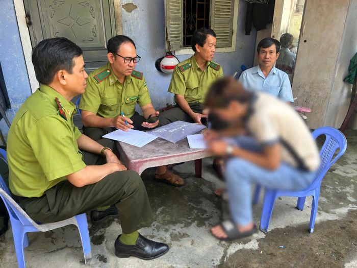 Lực lượng chức năng xử lý trường hợp vi phạm liên quan động vật hoang dã. Ảnh: Kiểm lâm cung cấp.