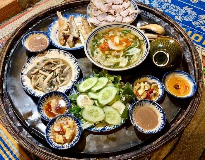 Nên ưu tiên thực phẩm theo mùa, đa dạng nguồn protein và hạn chế lãng phí thực phẩm. Ảnh: Hoàng Nam