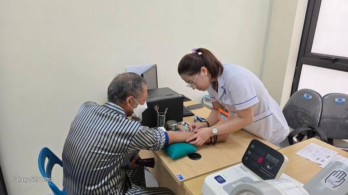 Tiêm vaccine là một giải pháp y tế dự phòng mang tính sống còn đối với người cao tuổi. Ảnh HĐ.