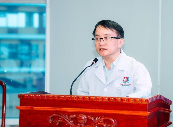Phát biểu tại buổi lễ, DS.CKII Ngô Trí Diễm - Phó Giám đốc Bệnh viện Ung bướu Nghệ An nhấn mạnh, chứng chỉ ISO 15189:2022 không phải đích đến mà là động lực để bệnh viện tiếp tục duy trì, cải tiến chất lượng xét nghiệm, phục vụ tốt hơn công tác chẩn đoán và điều trị. ẢNH: B.V.