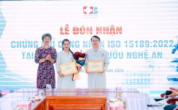 Đại diện Văn phòng AOSC trao Chứng chỉ công nhận ISO 15189:2022 cho Bệnh viện Ung bướu Nghệ An. ẢNH: B.V.