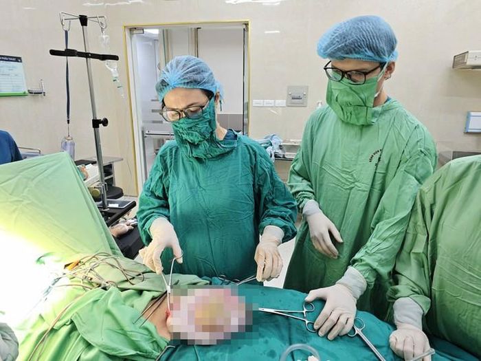 Khối u dạng nang đa thùy ở buồng trứng phải, kích thước khoảng 30cm được đưa ra khỏi cơ thể bé gái. Ảnh: PV