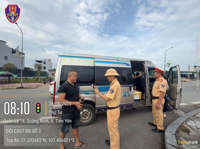 CSGT Quảng Ninh kiểm tra, kiểm soát phương tiện tại QL18. Ảnh: Công an tỉnh Quảng Ninh.