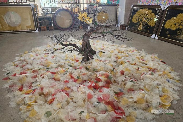 Xương lá nhiều màu phủ quanh một tác phẩm cây nghệ thuật. Ảnh: T.Anh