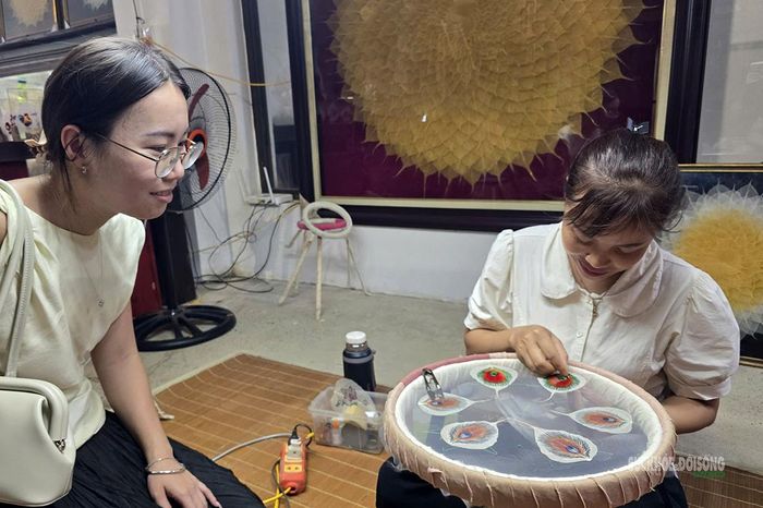 Tỉ mỉ tạo họa tiết trên sản phẩm thủ công từ xương lá bồ đề. Ảnh: T.Anh