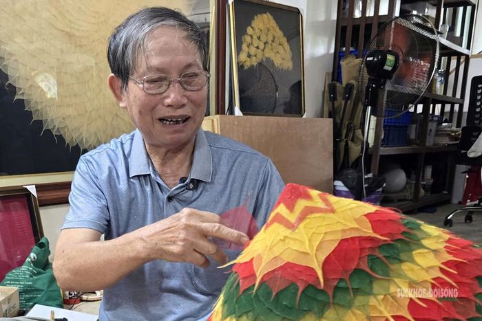 Ông Nguyễn Duy Phương chia sẻ về quá trình sáng tạo các sản phẩm từ lá bồ đề. Ảnh: T.Anh