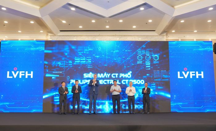 Thứ trưởng Bộ Y tế Đỗ Xuân Tuyên, GS.TS Phạm Minh Thông cùng các đại biểu khai trương hệ thống  siêu máy CT phổ 512 lát cắt.