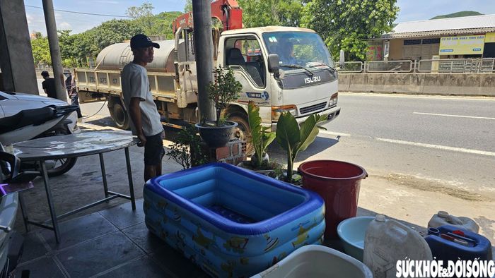 Các vật dụng được người dân đặt trước nhà để chờ xe bồn tiếp nước. Ảnh: H.D.
