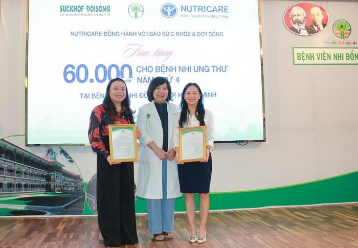 Lãnh đạo Bệnh viện Nhi đồng 2 gửi Thư cảm ơn tới đại diện Nutricare cùng Báo Sức khỏe & Đời sống. Ảnh: Mimosa