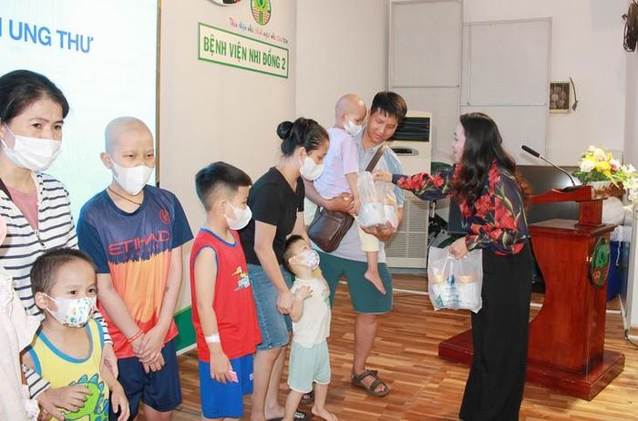 Nhà báo Nguyễn Thị Huyền trao quà tặng tới các bệnh nhi. Ảnh: Mimosa