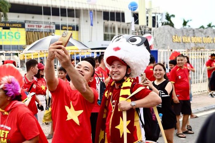 Dù vẫn cao hơn giá gốc, nhiều người hâm mộ cho biết giá vé đã hạ nhiệt từ chiều 26/8. (Ảnh Thành Long)