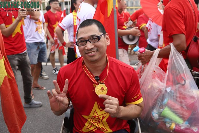 Từ Hưng Yên lên Hà Nội để theo dõi trận đấu, anh Trần Phúc Đạt cho biết rất vui và phấn khởi khi được trực tiếp hòa mình vào không khí bóng đá trước giờ bóng lăn. Anh Đạt chia sẻ, bản thân rất yêu đội tuyển Việt Nam và mong các cầu thủ thi đấu hết mình, giữ vững tinh thần để giành chiến thắng trước Thái Lan, mang lại niềm vui cho người hâm mộ. (Ảnh Thành Long)