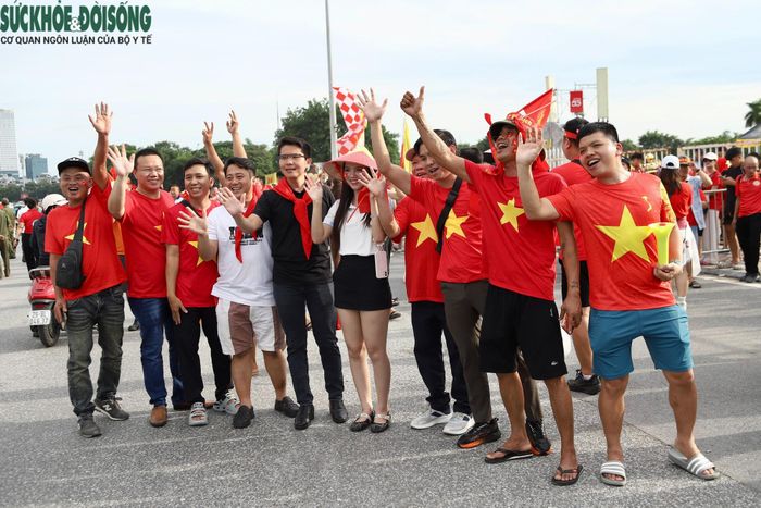 Nhiều cổ động viên mặc áo đỏ, mang theo cờ Tổ quốc, băng rôn và các vật dụng cổ vũ. Không ít gia đình, nhóm bạn tranh thủ đến sân từ sớm để tận hưởng không khí bóng đá trước trận đấu. (Ảnh Thành Long)