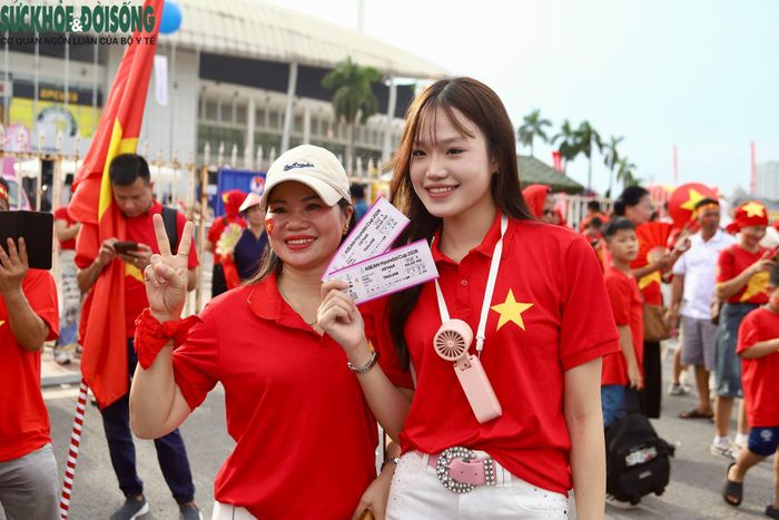 Chị Thuỳ Linh mong các cầu thủ chiến đấu hết mình vì màu cờ sắc áo, tin tưởng vào chiến thắng của đội tuyển Việt Nam trước Thái Lan. (Ảnh Thành Long)