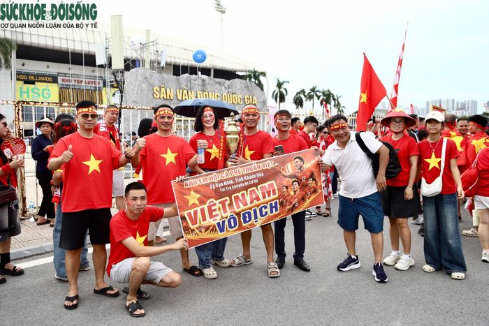 Trước giờ bóng lăn, đông đảo người hâm mộ có mặt tại sân Mỹ Đình đều gửi lời chúc và kỳ vọng đội tuyển Việt Nam thi đấu tự tin, quyết tâm và giành chiến thắng trước Thái Lan. (Ảnh Thành Long)