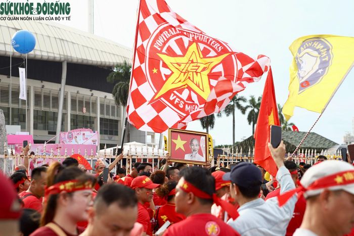 Sắc đỏ của áo đấu, cờ Tổ quốc và những tiếng hô cổ vũ xuất hiện ngày càng dày đặc. Không khí bên ngoài sân cho thấy sức nóng của trận đấu Việt Nam – Thái Lan đã được đẩy lên cao ngay trước giờ bóng lăn. (Ảnh Thành Long)